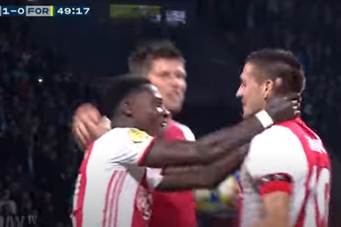 Kvinsi Promes i Dušan Tadić