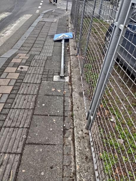 Pali saobraćajni znakovi Voždovac Pali saobraćajni znakovi Voždovac