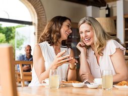 sredovečne drugarice, kafa, ćaskanje, trač, mobilni telefoni razgovor