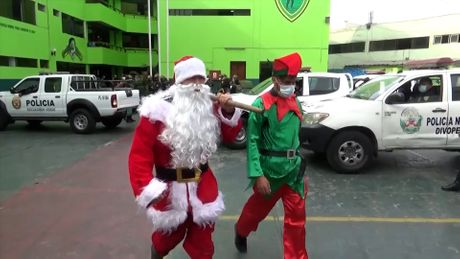 Policija hapsi u kostimu Deda Mraza i vilenjaka