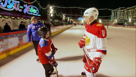 Putin drži hokejaški trening bolesnom detetu