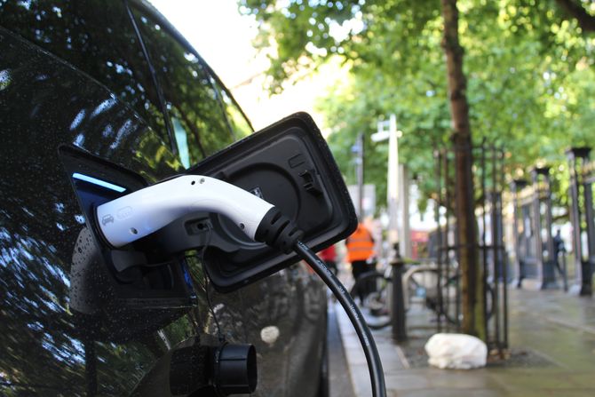 Električni automobil, punjenje baterija Električni automobil, punjenje baterija