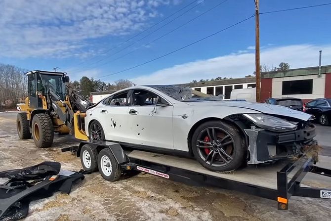 Tesla Model S, auto sa otpada Tesla Model S, auto sa otpada