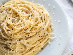 testenina cacio e pepe