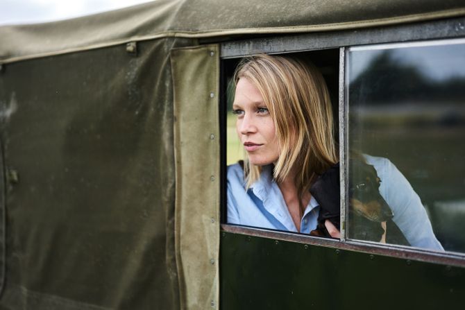 Žena, auto, pas Žena, auto, pas