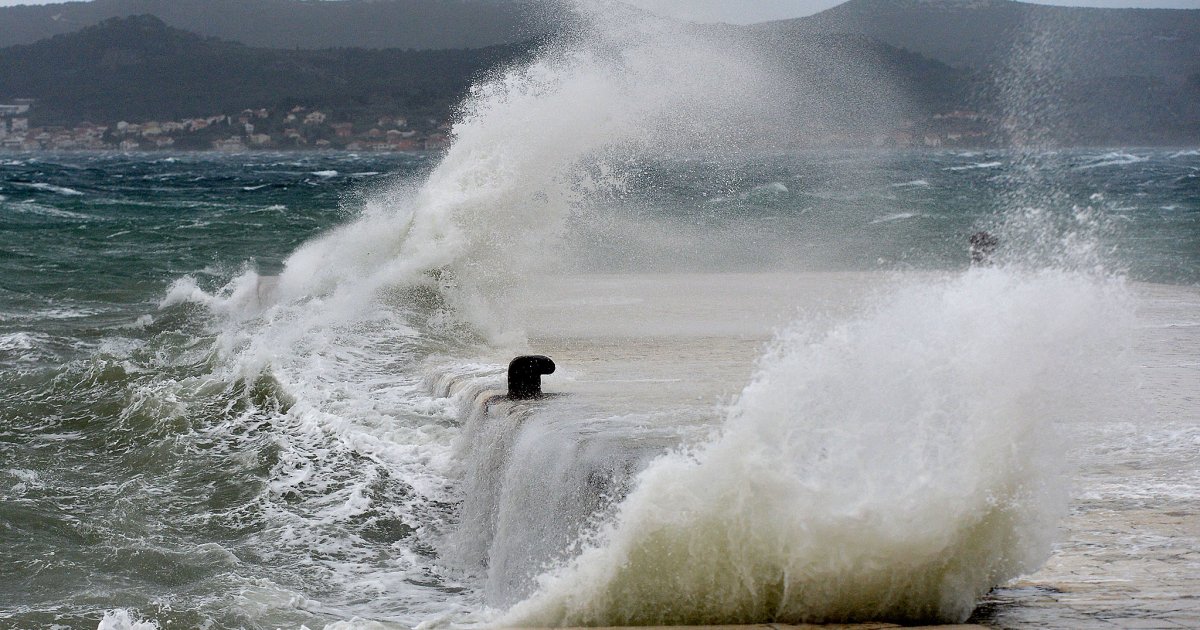 Hrvatska na udaru stravične oluje: Na Jadranu najgore, vetrovi brzine do 185 km/h, na snazi crveni meteoalarm