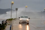 Snažno nevreme pogodilo Zadar, snimci su zastrašujući: Auto upao u šahtu, uništen deo mosta
