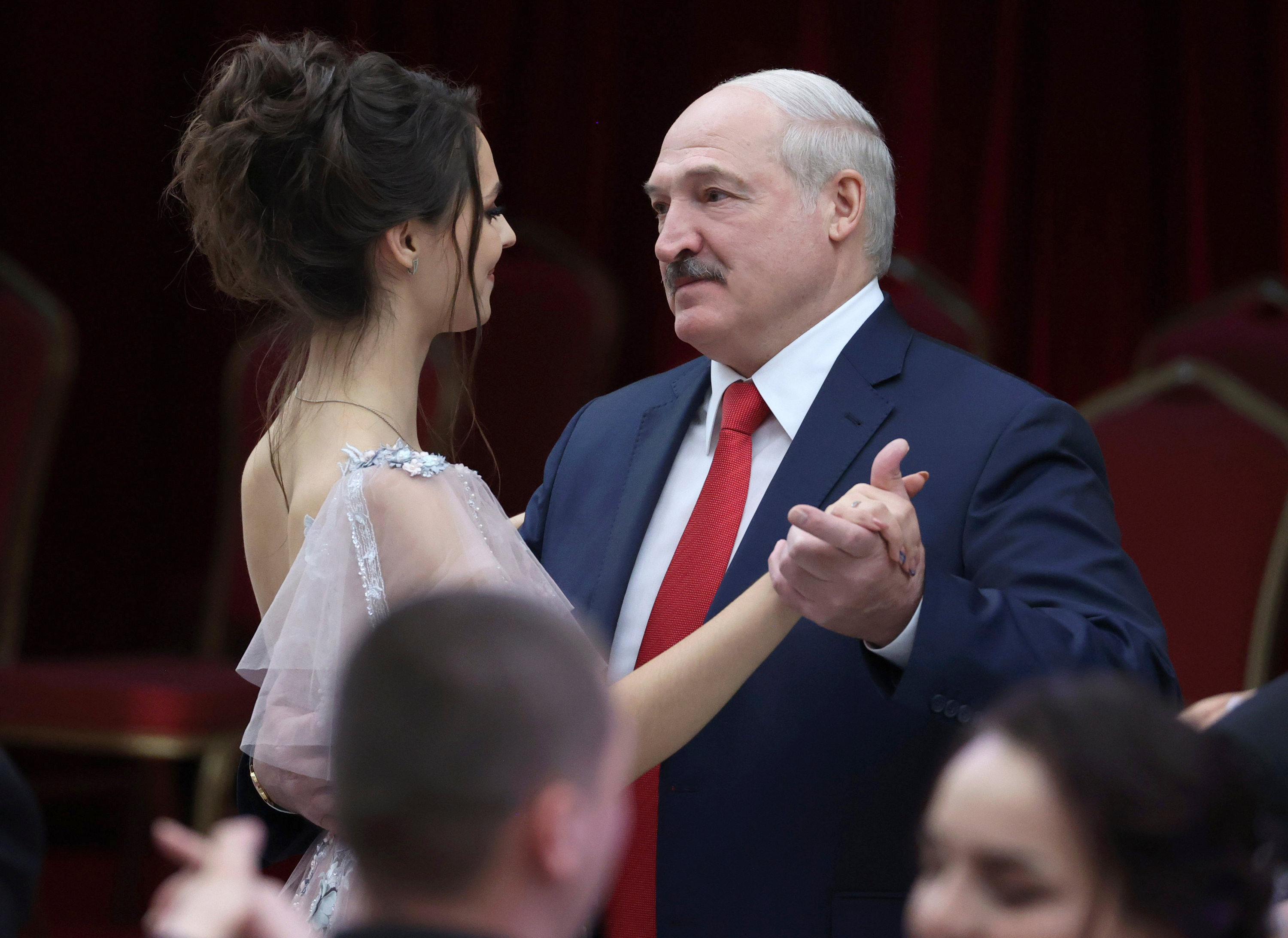 Lukašenkov "bataljon lubenica": Kako se predsednik Belorusije okružio lepoticama i dao im funkcije