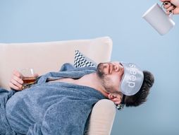 Lezanje u krevetu, bolest, mamurluk, gripa ,prehlada , virus