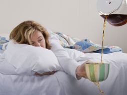 Lezanje u krevetu, bolest, mamurluk, gripa ,prehlada , virus