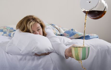 Lezanje u krevetu, bolest, mamurluk, gripa ,prehlada , virus