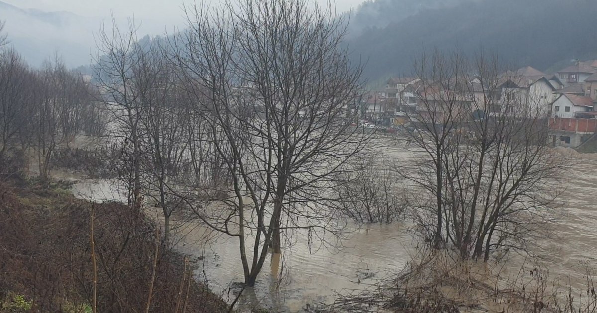 Poplave na jugu Srbije izlile se reke Najkritičnije u Đakovici poplavljeno i Kosovo Polje