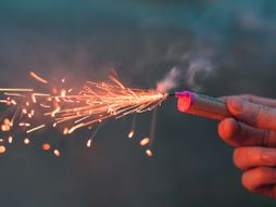 Petarde, bacanje, paljenje petardi