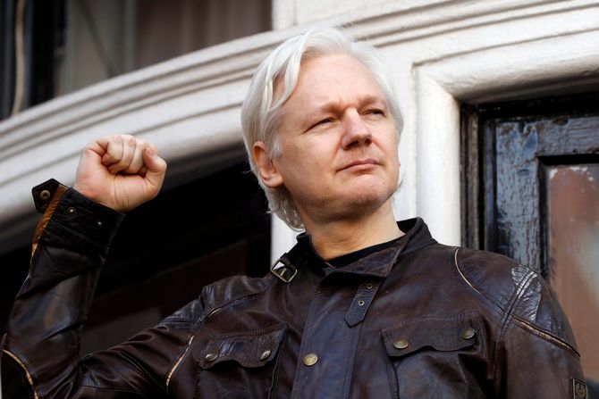 Julian Assange, Džulijan Asanž