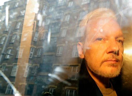 Julian Assange, Džulijan Asanž