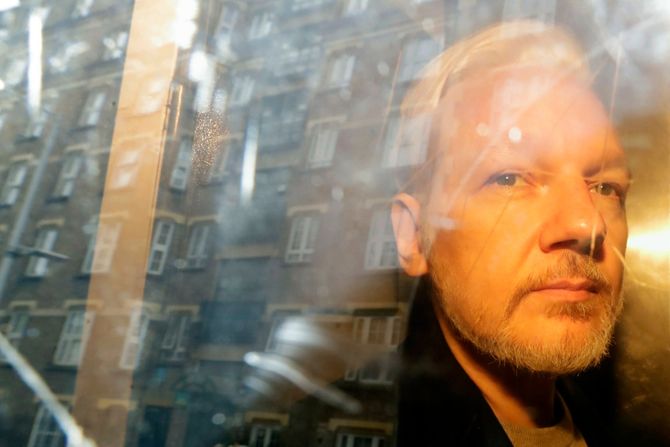 Julian Assange, Džulijan Asanž