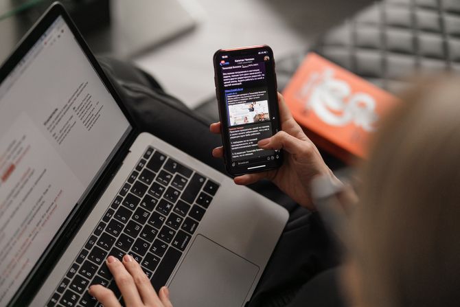 Kompjuter, Telefon, Devojka Kompjuter, Telefon, Devojka