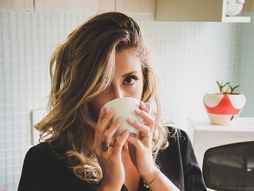 kafa, pije kafu, šolja, devojka, čaj