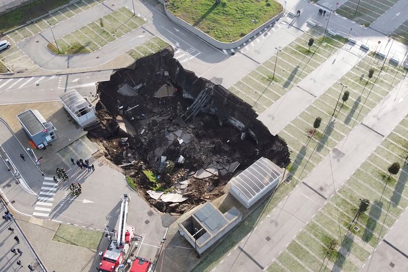 Ovako iz vazduha izgleda ogroman krater koji se otvorio na parkingu bolnice u Napulju - Telegraf.rs