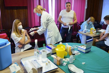 Vakcinacija zdravstvenih radnika u bolnici Narodni front