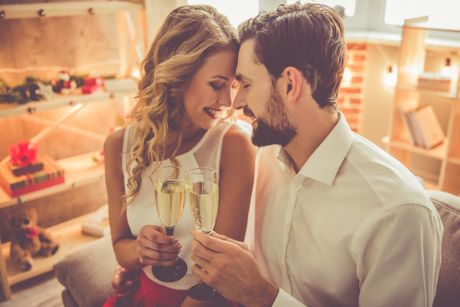 Romantika, Božić, ljubav, vino, izlazak, zaljubljeni par, šampanjac