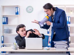 Diskriminacija na poslu, vikanje ogovaranje, radnici šef