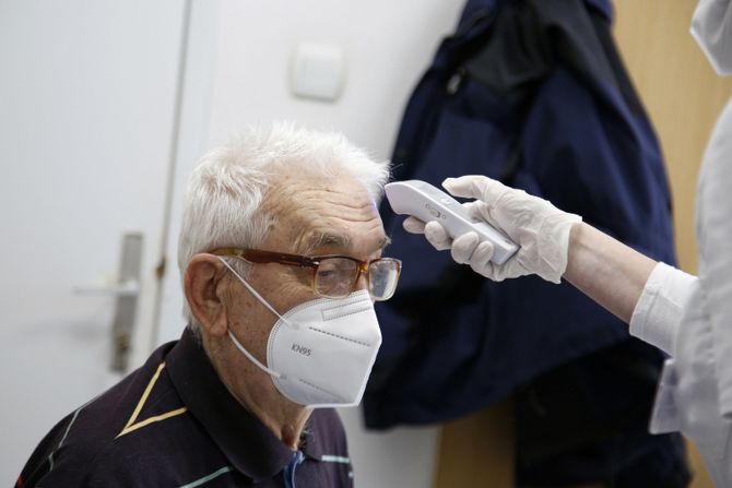 Dom zdravlja Novi Beograd, šalter, vakcinacija, koronavirus, stariji građani