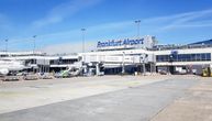 Parkirani avion "pao" zbog kvara na prednjem točku: Nestvaran snimak sa aerodroma u Frankfurtu