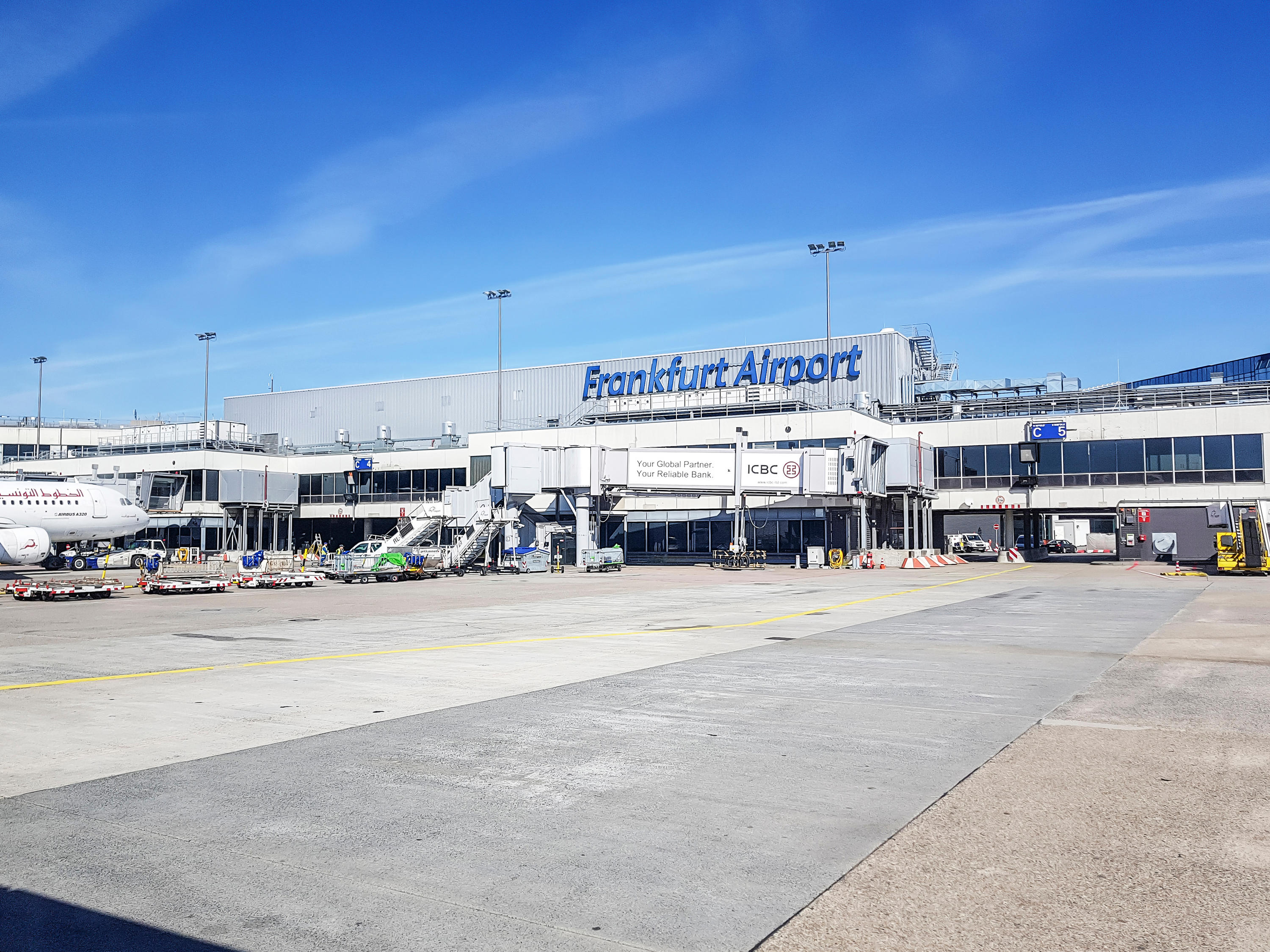 Parkirani avion "pao" zbog kvara na prednjem točku: Nestvaran snimak sa aerodroma u Frankfurtu