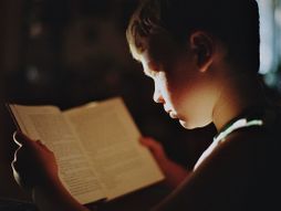 Dečak čita, čitanje, knjige, dete