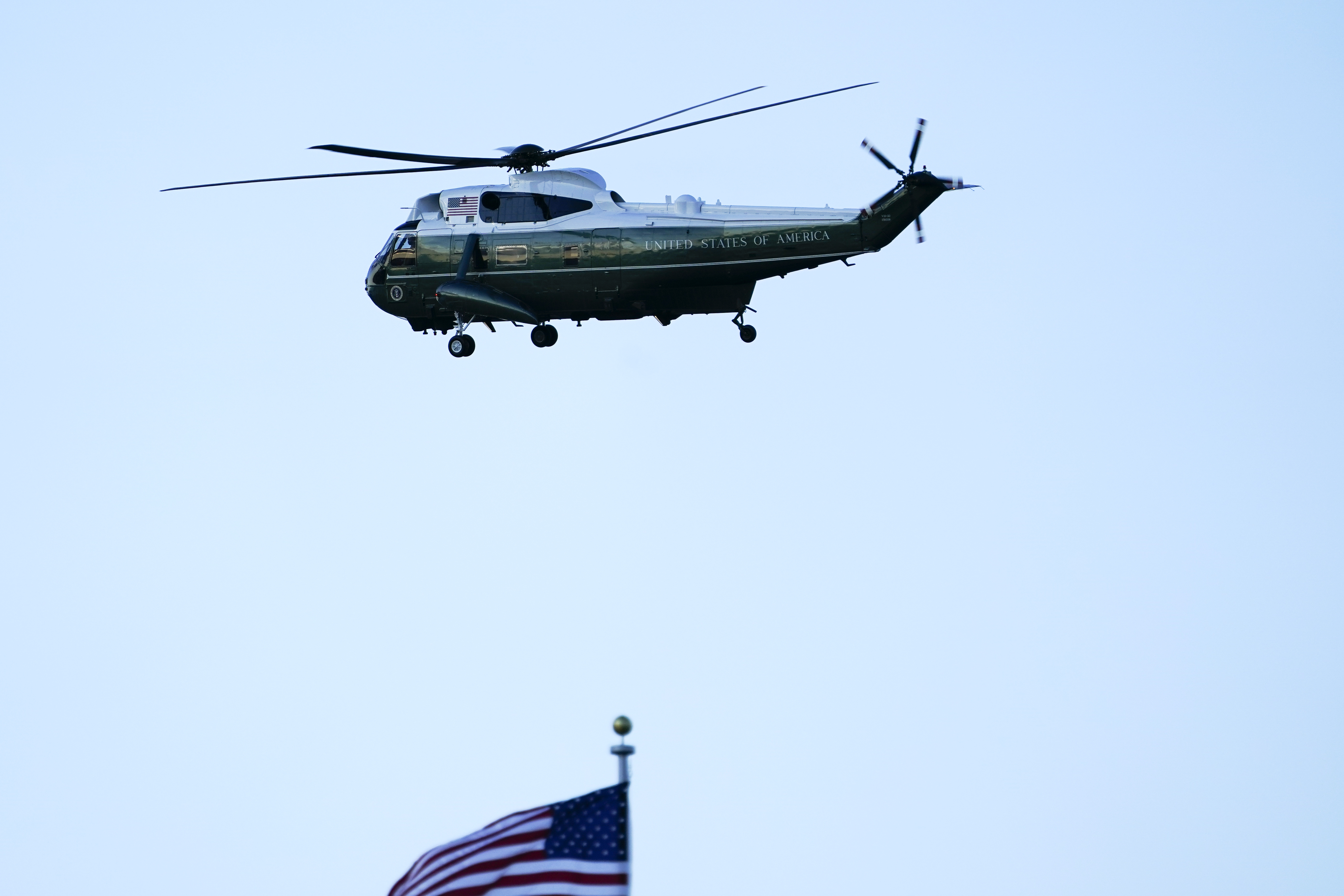 Komercijalni avion prišao helikopteru u kojem je bio Tramp, odmah pokrenuta istraga!