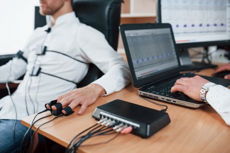 Svedok, detektor laži Svedok, detektor laži