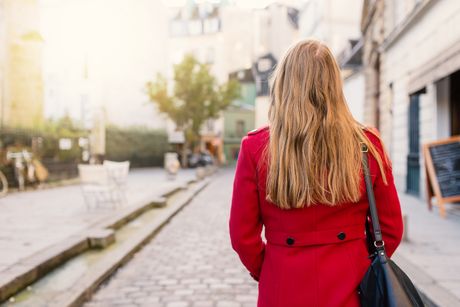 Žena šetnja ulica torba