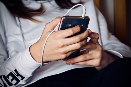 Devojčica dete mobilni telefon Devojčica dete mobilni telefon