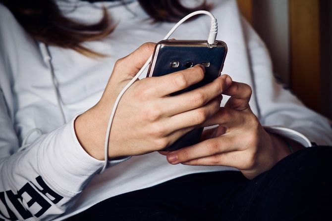 Devojčica dete mobilni telefon Devojčica dete mobilni telefon
