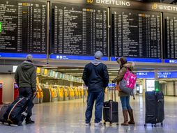 Aerodrom ljudi putnici turizam putovanje