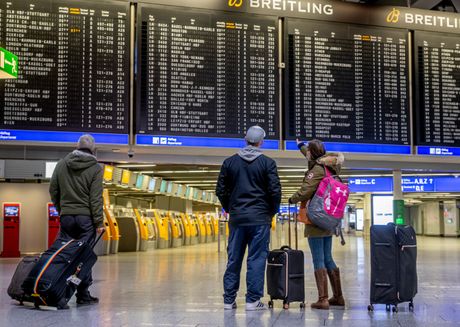 Aerodrom ljudi putnici turizam putovanje