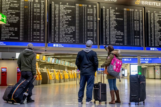 Aerodrom ljudi putnici turizam putovanje