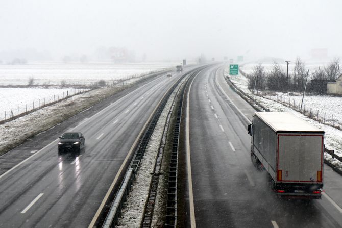 Autoput Beograd Niš, saobraćaj, sneg, automobili, put