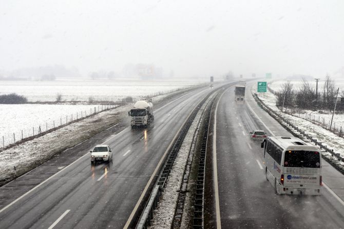 Autoput Beograd Niš, saobraćaj, sneg, automobili, put