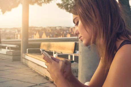 žena devojka mobilni telefon žena devojka mobilni telefon