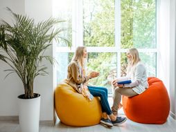 Dve devojke, psihoterapija, psiholog, psihijatar