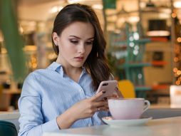 žena devojka mobilni telefon