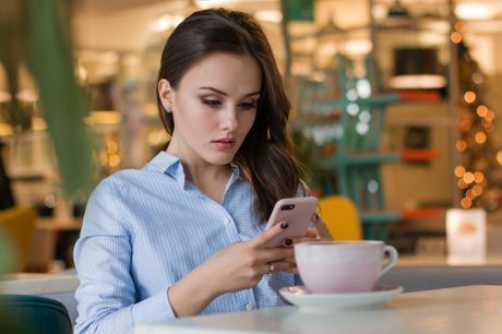 žena devojka mobilni telefon žena devojka mobilni telefon