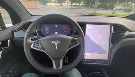 Tesla X automobil