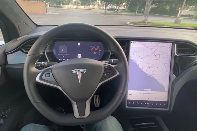 Tesla X automobil