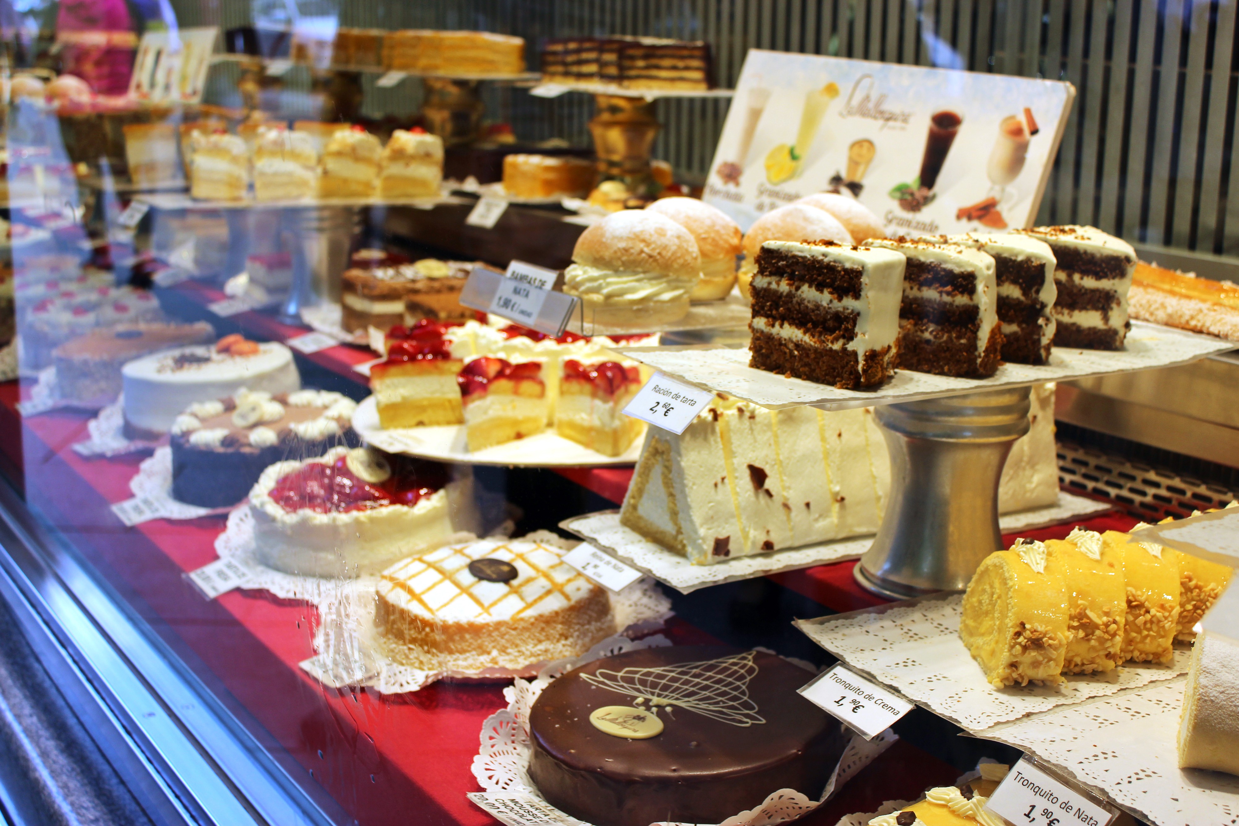 Račun iz poslastičarnice šokirao kupca, pored 2 dezerta naplatili mu OVO: Vlasnica kaže da je trošak opravdan