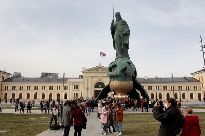 Turisti, spomenik Stefanu Nemanji