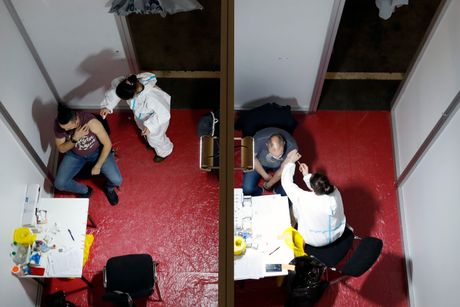 Vakcinacija registracija Beogradski sajam koronavirus ljudi maske Vakcinacija registracija Beogradski sajam koronavirus ljudi maske