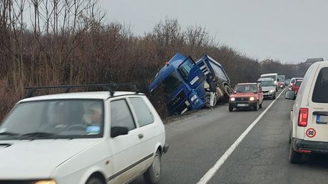 Saobraćajna nesreća, prevrnut kamion Saobraćajna nesreća, prevrnut kamion